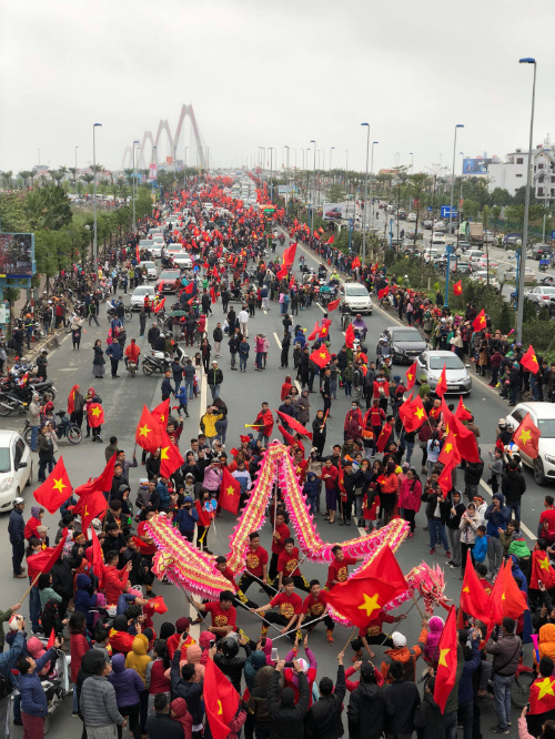 Dòng người dài 30km chào đón đội U23 Việt Nam trở về